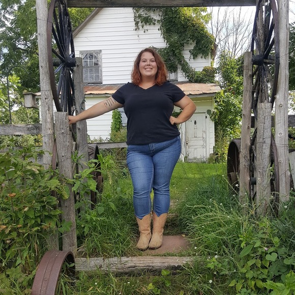 Meet your Posher, Liz - Picture 1 of 4